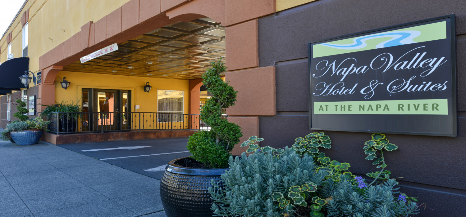  DISCOVER CONTEMPORARY ROOMS, AND MODERN AMENITIES IN THE HEART OF NAPA